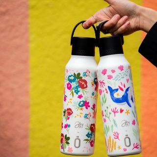 ¡Es oficial! 🤩 ¡Ya están aquí Bouquet y Reef! 🌸🌊 Las nuevas joyas de han llegado a #AkeitaSoul para revolucionar tu hidratación diaria.

No son simples botellas, son lienzos que fusionan la sostenibilidad de #Runbott con los nuevos diseños exclusivos de la talentosísima @AbigailMoralesArt (con su marca #byAby). 🎨✨

💐 Por un lado, la delicadeza y alegría floral de Bouquet, perfecta para los amantes de la primavera todo el año.
🐋 Por el otro, la frescura y la magia marina de Reef, con esa ballena azul que nos tiene robado el corazón.

Ambas con toda la calidad y el aislamiento que esperas de Runbott, para mantener tus bebidas perfectas mientras luces un estilo único. 💖🌱

La pregunta del millón es... 👀 ¿Con cuál te quedarías si solo pudieras elegir una? ¡Déjanos tu voto en los comentarios y haznos saber si eres más de flores 🌸 o de mar 🌊!

⚠️ ¡Corre, porque son ediciones muy especiales y van a volar! 🕊️🛍️👇

[Link en la Biografía para conseguir la tuya o visitar la tienda]

#AkeitaSoul #Runbott #byAby #AbigailMorales #DiseñoExclusivo #NuevosDiseños #Bouquet #Reef #BotellasSostenibles #RegalosOriginales #EstiloDeVida #ArteYHidratación #PrimaveraEnTuMesa #MagiaMarina #BotellasConAlma