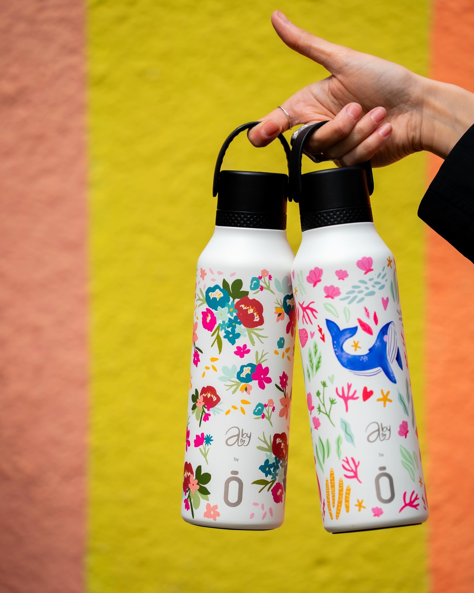 ¡Es oficial! 🤩 ¡Ya están aquí Bouquet y Reef! 🌸🌊 Las nuevas joyas de han llegado a #AkeitaSoul para revolucionar tu hidratación diaria.

No son simples botellas, son lienzos que fusionan la sostenibilidad de #Runbott con los nuevos diseños exclusivos de la talentosísima @AbigailMoralesArt (con su marca #byAby). 🎨✨

💐 Por un lado, la delicadeza y alegría floral de Bouquet, perfecta para los amantes de la primavera todo el año.
🐋 Por el otro, la frescura y la magia marina de Reef, con esa ballena azul que nos tiene robado el corazón.

Ambas con toda la calidad y el aislamiento que esperas de Runbott, para mantener tus bebidas perfectas mientras luces un estilo único. 💖🌱

La pregunta del millón es... 👀 ¿Con cuál te quedarías si solo pudieras elegir una? ¡Déjanos tu voto en los comentarios y haznos saber si eres más de flores 🌸 o de mar 🌊!

⚠️ ¡Corre, porque son ediciones muy especiales y van a volar! 🕊️🛍️👇

[Link en la Biografía para conseguir la tuya o visitar la tienda]

#AkeitaSoul #Runbott #byAby #AbigailMorales #DiseñoExclusivo #NuevosDiseños #Bouquet #Reef #BotellasSostenibles #RegalosOriginales #EstiloDeVida #ArteYHidratación #PrimaveraEnTuMesa #MagiaMarina #BotellasConAlma