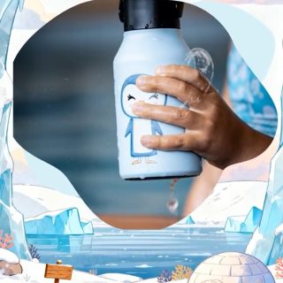 Pequeñas botellas. Grandes aventuras. 🎒✨

La colección Little Zoo de Runbott sigue creciendo para acompañar a los más pequeños en cada uno de sus descubrimientos. 🐧🐒🦌🐼 Capybara, Lion, Elephant... ¡hay un compañero de aventuras perfecto para cada uno!

Diseñadas con el tamaño ideal para sus manitas, muy resistentes y capaces de mantener su agua fresquita todo el día. 💧☀️ ¡Para que nada frene sus ganas de explorar!

Lleva tu animal favorito contigo. 🐾

👇 Cuéntanos, ¿cuál es el animal favorito de tu peque? ¡Os leemos en comentarios! 💬

#Runbott #LittleZoo #MartaMunte #RunbottKids #BotellasInfantiles #AventurasEnFamilia #SostenibleYMolon #AkeitaSoul #MomentoAkeita #KidsLifestyle #BotellaReutilizable #EstiloDeVidaActivo
@martamunte.illustrator