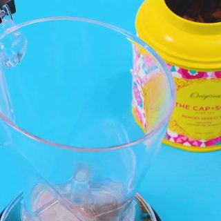 Refrescante, afrutada y perfecta para los días de verano. 🧊🍓🥥

Así preparo esta combinación de Frutas del Bosque con agua de coco:

✨ Infusiona: 4 g de Frutas del Bosque en 100 ml de agua a 90 ºC durante 5 minutos.
🧊 Enfría: Llena un vaso con hielo para enfriar la infusión rápidamente.
🥥 Mezcla: Añade 100 ml de agua de coco y vierte la infusión.
🍓 Disfruta: Remueve bien y deléitate con una bebida fresca, ligera y llena de sabor.

Una receta sencillísima que combina las notas intensas de los frutos rojos con el toque suave y tropical del coco. Ideal para acompañar una tarde al sol o para refrescarte en cualquier momento del día. ☀️💙

👇 ¡Guárdate este post para probarlo en casa y cuéntanos en comentarios si eres más de té helado o de infusiones frutales! 💬

#thecapsoul #frutasdelbosque #tehelado #recetaverano #infusionesrefrescantes #AkeitaSoul #MomentoAkeita #InfusionEnSeco #BebidasSaludables #RecetasFrescas #AguaDeCoco #TeConHielo #MocktailSaludable