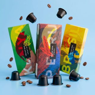 ¿También te pasa? No todos los cafés apetecen igual cada día... 🤔☕✨
Hay mañanas que gritan intensidad, otras que piden algo más suave, y momentos en los que simplemente te apetece descubrir un matiz nuevo. ¡Por eso este PACK Mix Orígenes es la mejor idea! 🤩📦 Te permite ir cambiando según el momento, sin quedarte siempre en lo mismo.
Olvídate de elegir solo un sabor. Con este pack, tú decides qué viaje sensorial emprendes en cada taza. Un pasaporte directo a los mejores cafetales sin salir de casa. 🌍✈️
👉 ¿Qué incluye este pack?
🇧🇷 Café Brasil — 4 cajas
🇰🇪 Café Kenya — 4 cajas
🇵🇪 Café Perú — 3 cajas
Tres orígenes, tres personalidades y una excusa perfecta para convertir cada café en un pequeño viaje. 🤎
👇 ¡Cuéntanos en comentarios! ¿Con qué origen te quedarías para empezar mañana? ¡Te leemos! 💬
#thecapsoul #momentocafe #capsulasnespresso #coffeelovers #cafedeorigen #AkeitaSoul #MomentoAkeita #CafeDeEspecialidad #TuMomentoCafe #AmantesDelCafe #CafeEnCapsulas #PackDeCafe #DesayunoSaludable