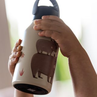 Un nuevo animal se une a Little Zoo 🐾✨

La colección más divertida de Runbott sigue creciendo con Capybara, el nuevo diseño de Marta Munté. 🧸🤎 Una botella pensada especialmente para sus pequeñas manos, resistente a todas sus aventuras y con el diseño más adorable del animal favorito de todos.

Ideal para la guarde, el parque o cualquier escapada en familia, manteniendo su agua fresquita durante horas. 👶🍼🎒

👇 ¿Qué os parece el nuevo integrante de la familia? ¡A nosotros nos tiene completamente enamorados! 😍

#Runbott #LittleZoo #MartaMunte #Capybara #RunbottKids #BotellasInfantiles #VueltaAlCole #SostenibleYMolon #AkeitaSoul #MomentoAkeita #KidsLifestyle #BotellaReutilizable