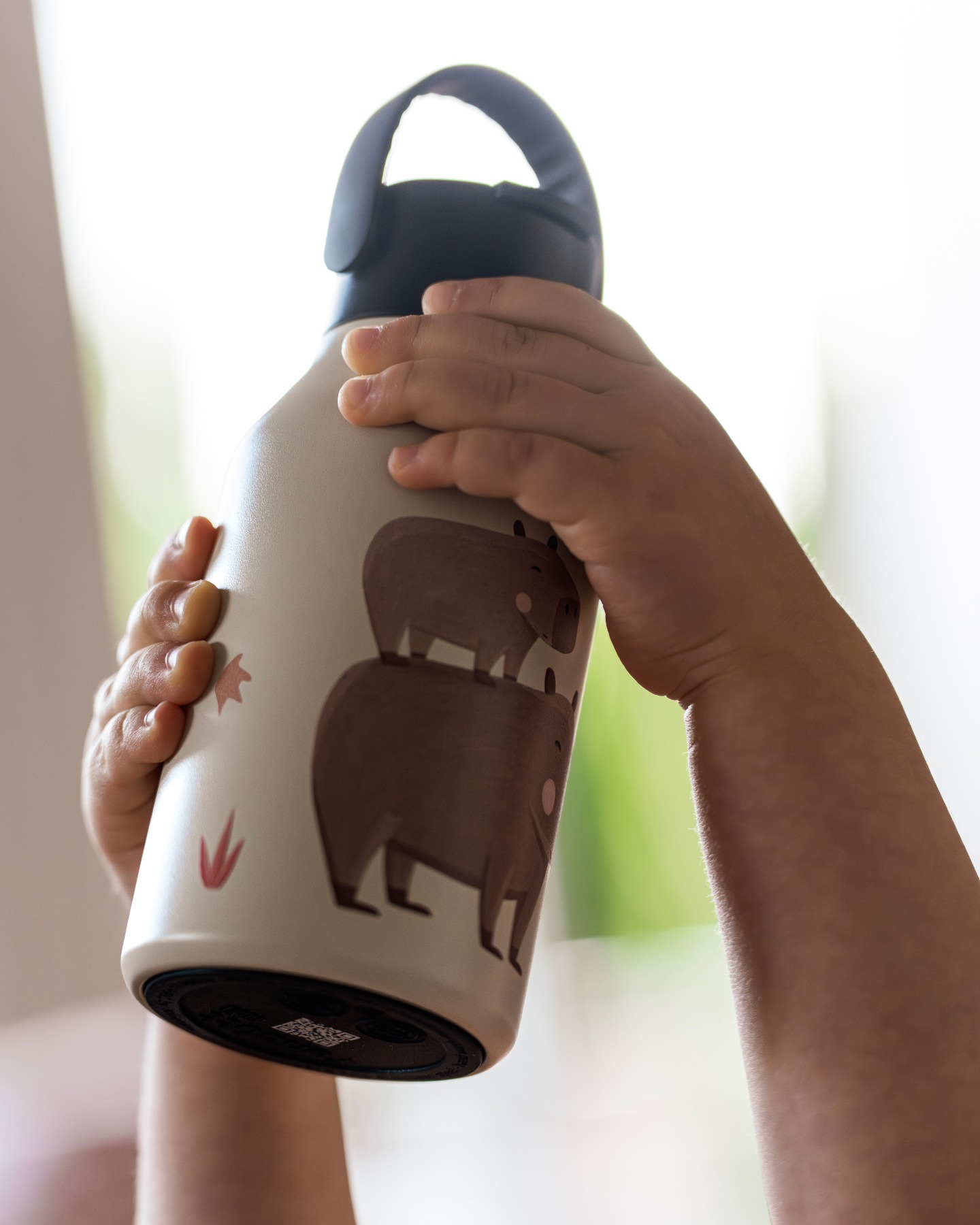 Un nuevo animal se une a Little Zoo 🐾✨

La colección más divertida de Runbott sigue creciendo con Capybara, el nuevo diseño de Marta Munté. 🧸🤎 Una botella pensada especialmente para sus pequeñas manos, resistente a todas sus aventuras y con el diseño más adorable del animal favorito de todos.

Ideal para la guarde, el parque o cualquier escapada en familia, manteniendo su agua fresquita durante horas. 👶🍼🎒

👇 ¿Qué os parece el nuevo integrante de la familia? ¡A nosotros nos tiene completamente enamorados! 😍

#Runbott #LittleZoo #MartaMunte #Capybara #RunbottKids #BotellasInfantiles #VueltaAlCole #SostenibleYMolon #AkeitaSoul #MomentoAkeita #KidsLifestyle #BotellaReutilizable