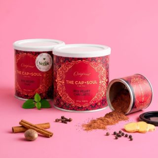 No sé qué tiene, pero hay bebidas que convierten cualquier tarde normal en un pequeño capricho. ❤️☕
El Red Velvet Chai Latte es una de ellas. Su mezcla de especias, notas dulces y aroma envolvente hace que cada taza tenga algo especial. ✨
Me encanta prepararlo cuando necesito bajar el ritmo, poner música tranquila y disfrutar de un momento solo para mí. Porque hay días en los que el cuerpo pide algo más que una bebida caliente: pide confort. 🤍🌿
Y este sabor tiene justo eso. Una mezcla intensa, diferente y sorprendente que siempre apetece repetir. ❤️
👇 ¡Cuéntanos en comentarios! ¿Eres de los que disfruta el Chai Latte bien calentito o prefieres prepararlo con hielo? ¡Te leemos! 💬
#thecapsoul #redvelvetchai #chailatte #momentoparami #saboresqueinspiran #AkeitaSoul #MomentoAkeita #ChaiLovers #Especias #TardeDeTe #TeConLeche #CaprichoSaludable