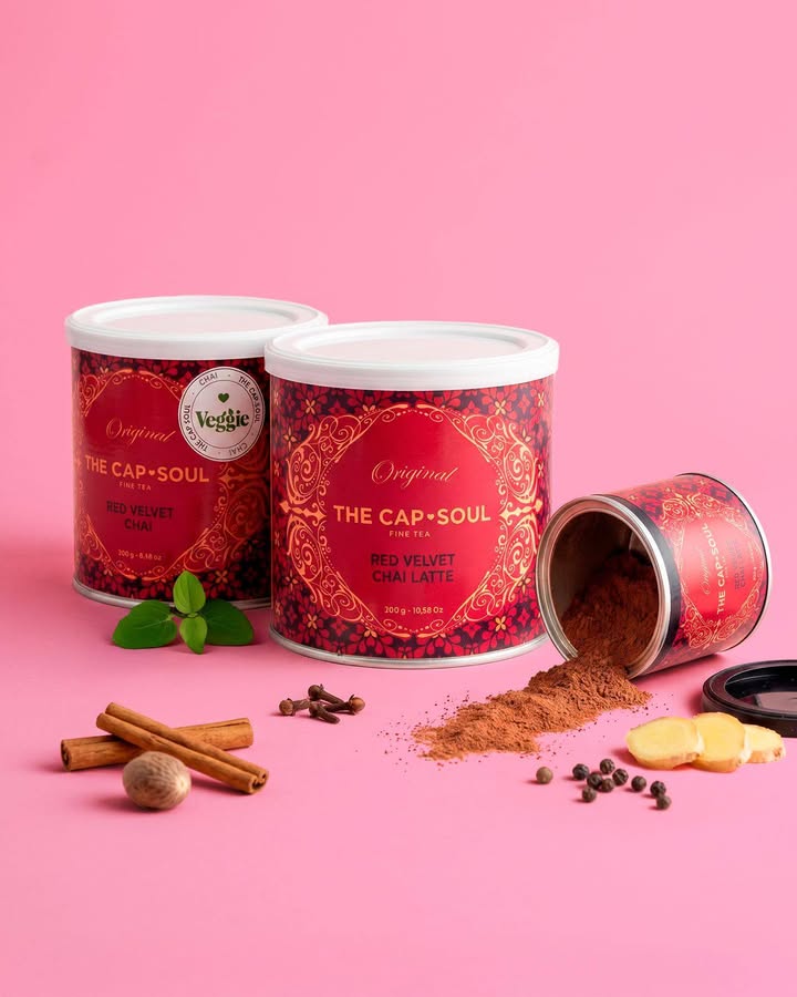No sé qué tiene, pero hay bebidas que convierten cualquier tarde normal en un pequeño capricho. ❤️☕
El Red Velvet Chai Latte es una de ellas. Su mezcla de especias, notas dulces y aroma envolvente hace que cada taza tenga algo especial. ✨
Me encanta prepararlo cuando necesito bajar el ritmo, poner música tranquila y disfrutar de un momento solo para mí. Porque hay días en los que el cuerpo pide algo más que una bebida caliente: pide confort. 🤍🌿
Y este sabor tiene justo eso. Una mezcla intensa, diferente y sorprendente que siempre apetece repetir. ❤️
👇 ¡Cuéntanos en comentarios! ¿Eres de los que disfruta el Chai Latte bien calentito o prefieres prepararlo con hielo? ¡Te leemos! 💬
#thecapsoul #redvelvetchai #chailatte #momentoparami #saboresqueinspiran #AkeitaSoul #MomentoAkeita #ChaiLovers #Especias #TardeDeTe #TeConLeche #CaprichoSaludable