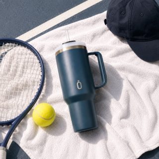 Set, match y Latt. 🎾⚡

Tu mejor aliada para mantenerte hidratado dentro y fuera de la pista. Con su formato ergonómico con asa y pajita integrada, la Runbott Latt une diseño, máxima comodidad y la temperatura perfecta en cada partido. 🧢🧊

Porque dar tu mejor versión también es cuestión de estilo.

.

Set, match, and Latt. 🎾⚡

Your best ally to stay hydrated on and off the court. Design, comfort, and long-lasting freshness for every match. 🧢🧊

Because playing your best is also a matter of style.

🛒🛍️ Link en la Bio

#AkeitaSoul #Runbott #RunbottLatt #RunbottLifestyle #TennisLifestyle #PadelLife #DeporteYEstilo #HidratacionDeportiva #BotellaTermica #VidaActiva
