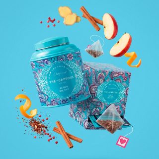 🌿⚡ Hay épocas en las que el cuerpo te pide un extra de energía para seguir el ritmo.
Y para esos momentos, Action Multivit se ha convertido en nuestro imprescindible diario. ✨💙

No es solo una infusión deliciosa: es un auténtico chute de vitalidad. Su equilibrada combinación de especias e ingredientes naturales aporta las vitaminas esenciales que tu cuerpo necesita cada día, siendo la aliada perfecta para quienes lleváis un ritmo de vida ajetreado y no queréis bajar las revoluciones. 🚀🍎

¿Por qué te va a encajar en tu rutina?

🍏 Ingredientes reales: Notas de manzana, canela, jengibre y cítricos que crean un sabor reconfortante y lleno de matices.

🍵 Formato a tu medida: A granel en su lata icónica para cuando tienes tiempo de preparar tu ritual con calma, o en pirámides ensobradas si necesitas algo rápido y práctico para llevar.

Pequeños hábitos conscientes que, sin darte cuenta, hacen que tu día empiece con otra energía. 💫

👉 ¿Lista para recargar pilas de la forma más natural? Encuentra Action Multivit en nuestra tienda online o ven a visitarnos. [Link en Bio] 🛒✨

#AkeitaSoul #TheCapSoul #ActionMultivit #Infusiones #Bienestar #RitualDiario #ChuteDeEnergia #EstiloDeVidaSaludable #CuidateConAkeita #InfusionMultivitaminica #VidaActiva