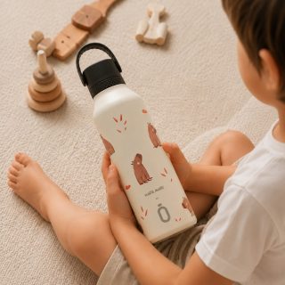 Un nuevo compañero de aventuras. Tan tranquilo como adorable. 🤎🌱

La Runbott Mii Capybara está diseñada para acompañar a los más pequeños en esos grandes momentos del día a día: el cole, las tardes de parque o sus primeras excursiones. 🎒✨

Con una ilustración entrañable firmada por @martamunte.illustrator, combina ese estilo dulce y cálido que enamora a primera vista con toda la practicidad que necesitan para mantenerse hidratados.

Dos tamaños, una misma aventura: 350 ml y 600 ml. 🩵

.

A new companion for every adventure. As calm as it is adorable. 🤎🌱

The Runbott Mii Capybara is designed to be by their side for all their little big moments: school, park afternoons, or their very first trips. 🎒✨

Featuring a sweet illustration by @martamunte.illustrator, it blends functionality and charm to keep them hydrated in style.

Two sizes, one adventure: 350 ml and 600 ml. 🩵

🛒🛍️ Link en la Bio

#AkeitaSoul #Runbott #RunbottKids #RunbottLifestyle #MartaMunte #Capybara #BotellaInfantil #VolverAlCole #HidratacionSaludable #DiseñoInfantil #AccesoriosInfantiles