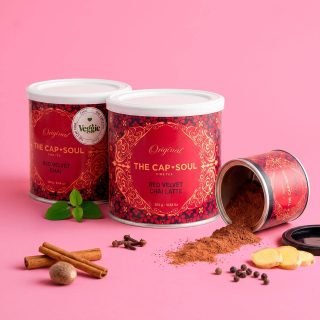 ❤️☕ Hay bebidas que convierten cualquier tarde normal en un pequeño capricho.
El Red Velvet Chai Latte es, sin duda, una de ellas. ✨

No sabemos muy bien qué magia tiene, pero su equilibrio entre el toque especiado del Chai tradicional y esas notas dulce e intensas estilo Red Velvet hace que cada taza se sienta como un abrazo. 🌿🤍

En AkeitaSoul nos apasiona para esos momentos en los que necesitas bajar el ritmo, poner tu música favorita y regalarte un espacio solo para ti. Porque hay días en los que el cuerpo pide algo más que una bebida caliente: pide confort y puro placer sensorial.

¿Por qué te va a conquistar?

🪵 Especias reales: Canela, jengibre, clavo y un toque envolvente que despierta todos tus sentidos.

🍓 Sabor único: Intenso, cremoso, diferente y tremendamente adictivo.

🌱 Para todos: Disponible también en su versión Veggie para adaptárselo a tu estilo de vida.

Una receta sorprendente que siempre, siempre apetece repetir. ❤️

👉 ¿Te pide el cuerpo un momento de relax? Consigue tu Red Velvet Chai en nuestra tienda online o ven a visitarnos. [Link en Bio] 🛒✨

#AkeitaSoul #TheCapSoul #RedVelvetChai #ChaiLatte #MomentoParaMi #SaboresQueInspiran #ChaiLovers #RitualDeConfort #TiempoParaTi #BebidasEspeciales #VeggieChai #CaprichoSaludable