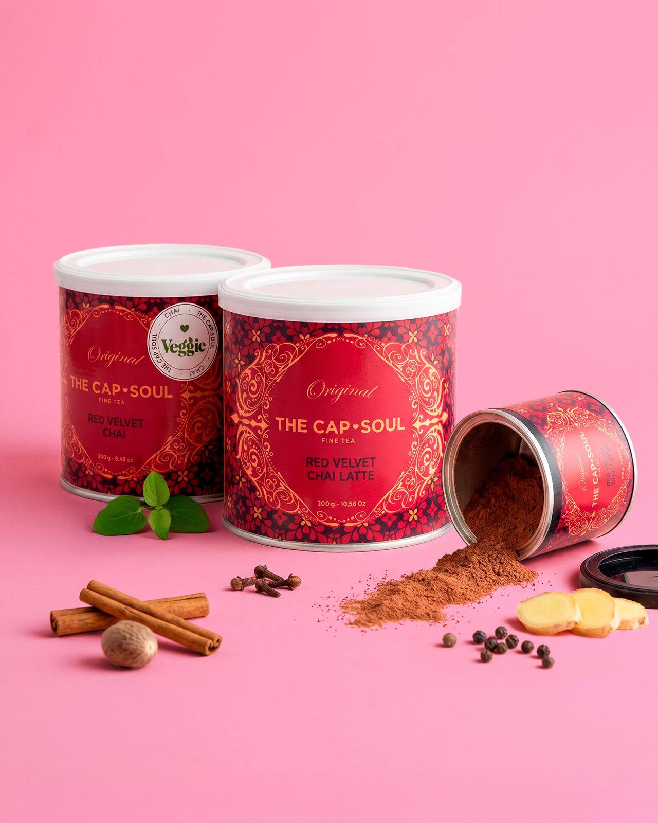❤️☕ Hay bebidas que convierten cualquier tarde normal en un pequeño capricho.
El Red Velvet Chai Latte es, sin duda, una de ellas. ✨

No sabemos muy bien qué magia tiene, pero su equilibrio entre el toque especiado del Chai tradicional y esas notas dulce e intensas estilo Red Velvet hace que cada taza se sienta como un abrazo. 🌿🤍

En AkeitaSoul nos apasiona para esos momentos en los que necesitas bajar el ritmo, poner tu música favorita y regalarte un espacio solo para ti. Porque hay días en los que el cuerpo pide algo más que una bebida caliente: pide confort y puro placer sensorial.

¿Por qué te va a conquistar?

🪵 Especias reales: Canela, jengibre, clavo y un toque envolvente que despierta todos tus sentidos.

🍓 Sabor único: Intenso, cremoso, diferente y tremendamente adictivo.

🌱 Para todos: Disponible también en su versión Veggie para adaptárselo a tu estilo de vida.

Una receta sorprendente que siempre, siempre apetece repetir. ❤️

👉 ¿Te pide el cuerpo un momento de relax? Consigue tu Red Velvet Chai en nuestra tienda online o ven a visitarnos. [Link en Bio] 🛒✨

#AkeitaSoul #TheCapSoul #RedVelvetChai #ChaiLatte #MomentoParaMi #SaboresQueInspiran #ChaiLovers #RitualDeConfort #TiempoParaTi #BebidasEspeciales #VeggieChai #CaprichoSaludable