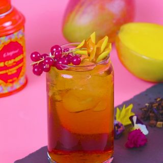 Me habéis preguntado muchísimo cómo preparo mis infusiones frías en verano… ¡y hoy os traigo una de mis favoritas absolutas! 😍🥭✨

Nuestro Té Rojo Mango & Maracuyá helado es sencillamente espectacular, súper refrescante y verdaderamente facilísimo de preparar en casa. ☀️🧊🍹

Paso a paso:
✨ Infusiona 4 g de Té Rojo en 100 ml de agua a 90 ºC.
⏱️ Déjalo reposar 3 minutos.
🧊 Llena un vaso alto con bastante hielo.
🥤 Añade 100 ml de soda o tónica para darle ese toque de burbuja irresistible.
🍹 Incorpora la infusión y mezcla bien para integrar todos los sabores tropicales.

El resultado es una bebida llena de sabor, color y frescura para combatir los días de calor. 💛

¿Te animas a probarla este fin de semana? Guardas la receta y me cuentas. 👇✨

🛒 Consigue tu Té Rojo Mango & Maracuyá en el enlace de la Bio.