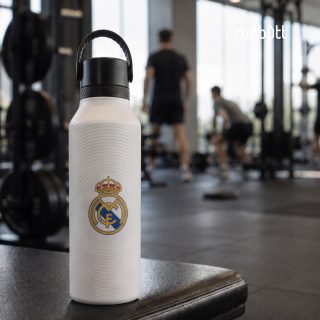 La pasión no se queda en el estadio. ⚽️🔥

En el campo, en el gimnasio, en la oficina o camino al próximo partido: lleva los colores y el orgullo de tu equipo siempre contigo.

Cinco clubes. Un mismo sentimiento:
🤍 @realmadrid
💙 @fcbarcelona
🔴 @atleticodemadrid
💚 @realbetisbalompie
💙 @rcdespanyol

Déjanos en comentarios de qué equipo eres 👇

.

Passion doesn’t stay in the stadium. ⚽️🔥

On the pitch, at the gym, in the office or on the way to the next match, carry your team’s colours with you wherever you go.

Five clubs. One shared passion.

Which team do you support? Tell us in the comments 👇

🛒🛍️ Link en la Bio

#AkeitaSoul #Runbott #RunbottClubs #RunbottLifestyle #RealMadrid #FCBarcelona #AtleticoDeMadrid #RealBetis #RCDEspanyol #FutbolEspañol #LaLiga #HidratacionConEstilo