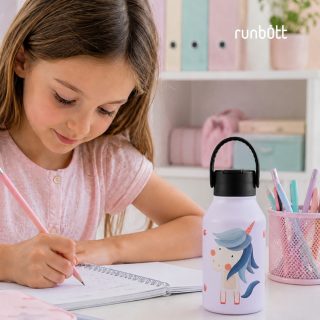 La vuelta al cole también puede estar llena de color, imaginación y pequeños compañeros de aventura. 🎒✨

La colección Little Zoo by Marta Munté acompaña cada día de cole con diseños adorables y llenos de personalidad. Pensadas para que los más pequeños lleven su agua siempre fresca y convertir la hidratación en su momento favorito del día. 🎒🦕🐼🐘🦄🦁

Porque cada nuevo curso empieza con una historia por descubrir.

¿Cuál de estos compañeros es el favorito en casa? Déjanoslo en comentarios 👇

.

Back to school can also be filled with colour, imagination and little adventure companions. 🎒✨

The Little Zoo by Marta Munté collection brings personality to every school day, turning hydration into a special and fun part of their daily routine.

Because every new school year begins with a story waiting to be discovered.

Which Little Zoo design is your little one's favourite? Tell us in the comments! 👇

🛒🛍️ Link en la Bio

#AkeitaSoul #Runbott #RunbottKids #MartaMunte #LittleZoo #VueltaAlCole #BackToSchool #BotellaInfantil #HidratacionDivertida #EstiloDeVidaSostenible