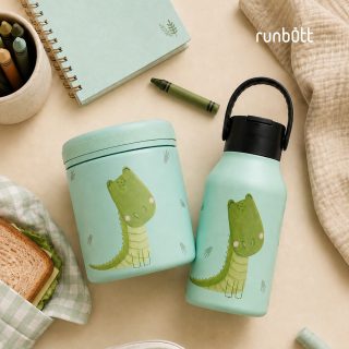 Todo listo para volver. 🐊🎒✨

El combo Mii 35 + Brunch Alligator, de la colección Little Zoo by Marta Munté, se convierte en el equipo perfecto para el cole. Su agua siempre fresca y su almuerzo intacto a la temperatura ideal, acompañados por un diseño dulce y lleno de personalidad. 🍏🥪💚

Dos imprescindibles pensados para hacer sus días más prácticos, sostenibles y divertidos.

¿Preparados para arrancar la rutina? Déjanos un 🐊 en comentarios si este modelo también es vuestro favorito.

.

All set for back to school. 🐊🎒✨

The Mii 35 + Brunch Alligator combo, from the Little Zoo by Marta Munté collection, is the ultimate school-day team. Fresh water and a perfectly preserved lunch, brought together by an adorable design packed with personality. 🍏🥪💚

Two essentials crafted to make their daily routine more practical, sustainable, and fun.

Are your little ones ready for the new term? Drop a 🐊 in the comments if this set is on your wishlist!

🛒🛍️ Link en la Bio

#AkeitaSoul #Runbott #RunbottKids #MartaMunte #LittleZoo #BrunchAlligator #VueltaAlCole #BackToSchool #BotellaInfantil #TermoComida #HidratacionDivertida #EstiloDeVidaSostenible