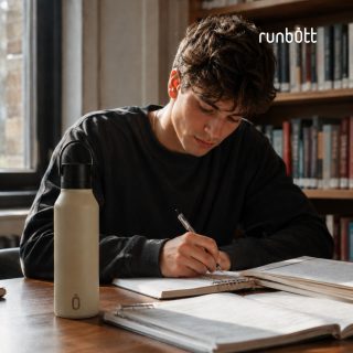 Nueva etapa, nuevos retos, la misma compañera de siempre. 🎒📚✨

De camino a clase, en la biblioteca entre apuntes o durante las largas sesiones de estudio, Runbott mantiene tu bebida a la temperatura perfecta para que tú solo tengas que concentrarte en lo importante. 🧠✍️

Tu rutina. Tu ritmo. Tu Runbott.

¿Ya tienes todo listo para la vuelta a las aulas? Cuéntanos qué no puede faltar en tu mochila este curso 👇

.

A new chapter, new challenges, the same companion by your side. 🎒📚✨

On your way to class, at the library between notes, or during long study sessions, Runbott keeps your drink at the perfect temperature so you can focus on what really matters. 🧠✍️

Your routine. Your pace. Your Runbott.

Are you ready for the new term? Tell us what’s an absolute must-have in your backpack this year! 👇

🛒🛍️ Link en la Bio

#AkeitaSoul #Runbott #ConMiRunbott #BackToSchool #RunbottLifestyle #VueltaAlCole #Estudiantes #RutinaDeEstudio #BotellaTermica #EstiloDeVidaSostenible #HidratacionConEstilo