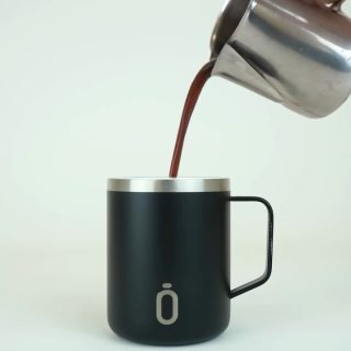 Tu café tiene una hora.
Tu día, muchas más. ☕️✨

De la primera reunión al último descanso del día, Runbott Mug mantiene cada sorbo como debería ser: a la temperatura perfecta y sin alterar el sabor.

Gracias a la recubierta cerámica interna con tecnología Evertaste®️, se conserva el sabor auténtico de tu bebida favorita y la mantiene caliente (o fría) durante horas, sin transferencias metálicas. 🍃🖤

Porque si vas a tomarte un momento para ti, que sea un momento bien hecho.

¿Eres más de café caliente para arrancar o infusión fría para la tarde? Déjanos tu opción en comentarios 👇

.

Your coffee has its moment.
Your day has many more. ☕️✨

From the first morning meeting to the last break of the day, Runbott Mug keeps every sip just as it should be: at the right temperature and with its flavour fully intact.

Thanks to our Evertaste®️ ceramic coating, it preserves the authentic taste of your drink without any metallic transfer, keeping it hot or cold for hours. 🍃🖤

Because if you’re going to take a break, make sure it’s done right.

Are you team hot coffee or iced tea? Tell us in the comments! 👇

🛒🛍️ Link en la Bio

#AkeitaSoul #Runbott #RunbottMug #RunbottLifestyle #ConMiRunbott #Evertaste #TazaTermica #MomentoCafe #CoffeeLovers #PausaBienHecha #EstiloDeVidaSostenible