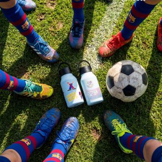 El fútbol se juega, se vive… y se lleva contigo. ⚽✨

Entrenos, partidos, recreos y mil aventuras más.
Las botellas Runbott Barça Kids están hechas para acompañar a los más pequeños dentro y fuera del campo, manteniendo su bebida bien fría. 💧

Porque cada gran partido empieza mucho antes del pitido inicial.

Descubre la colección Runbott Barça Kids en Akeita Soul 🛒

¿Cuál crees que es su diseño favorito? 👀👇

.

Football is played, lived… and taken with you wherever you go. ⚽✨

Training sessions, matches, break time and a thousand adventures in between.
Runbott Barça Kids bottles are made to keep up with little ones both on and off the pitch, keeping their drinks nice and cold. 💧

Because every great match starts long before the first whistle.

Discover the Runbott Barça Kids collection at Akeita Soul 🛒

Which design do you think is their favourite? 👀👇

🛒🛍️ Enlace en la bio

#AkeitaSoul #Runbott #BarçaKids #FCBarcelona #RunbottKids #BotellaInfantil #HidratacionConEstilo #EstiloDeVidaSostenible #TiendaOnline