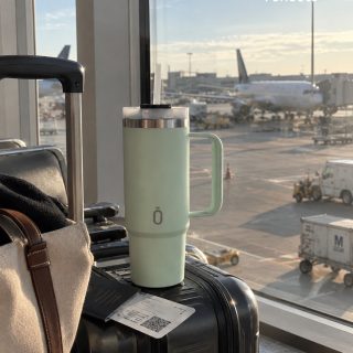 De la puerta de embarque a las nubes ✈️✨

Hay viajes que empiezan mucho antes de despegar: una espera, una maleta, tu bebida favorita y tu Runbott Latt siempre cerca.

Porque cuando todo está en movimiento, hay cosas que simplemente están hechas para acompañarte 🤍

Encuentra tu Runbott Latt y todos tus imprescindibles de viaje en Akeita Soul 🛒

Runbott Latt. Made to move with you.

.

From the boarding gate to the clouds ✈️✨

Some journeys begin long before takeoff: a little waiting, a suitcase, your favorite drink, and your Runbott Latt always close by.

Because when everything is moving, some things are simply made to move with you 🤍

Find your Runbott Latt and all your travel essentials at Akeita Soul 🛒

Runbott Latt. Made to move with you.

🛒🛍️ Enlace en la bio

#AkeitaSoul #Runbott #RunbottLatt #TravelWithRunbott #TravelEssentials #HidratacionConEstilo #EstiloDeVidaSostenible #ImprescindiblesDeViaje #TiendaOnline