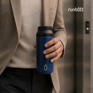 Tu ritmo no se detiene, y tu café tampoco. 💼☕️✨

Entre reuniones, desplazamientos y tareas pendientes, tu café favorito te acompaña preparado exactamente a tu manera y a la temperatura perfecta durante toda la jornada.

Cup Mii. Tu café, vayas donde vayas. 🏙️👌

¿Cómo te gusta disfrutar de tu pausa para el café en tu día a día? Déjanoslo en comentarios 👇

.

Your pace doesn't stop, and neither does your coffee. 💼☕️✨

Between meetings, commutes, and daily tasks, your favourite coffee stays with you, prepared just the way you like it and kept at the perfect temperature all day long.

Cup Mii. Your coffee, wherever the day takes you. 🏙️👌

How do you like to enjoy your coffee break during your routine? Tell us in the comments! 👇

🛒🛍️ Link en la Bio

#AkeitaSoul #Runbott #CupMii #RunbottLifestyle #ConMiRunbott #RutinaDiaria #PausaCafe #CoffeeLovers #EstiloDeVidaSostenible #VasoTermico #EnElTrabajo
