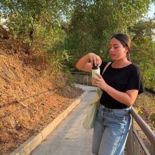 Hay pequeños rituales que hacen que cualquier día empiece un poquito mejor 🤍✨

El mío es prepararme un Matcha Latte bien frío antes de salir de casa y llevármelo conmigo allá donde vaya 🍵

Con mi Cup Mii puedo disfrutarlo durante horas, manteniendo la bebida fría y su sabor intacto gracias a su interior cerámico.

Porque al final, no se trata solo de llevar una bebida contigo, sino de poder llevarte también esos pequeños momentos que disfrutas en tu día a día ✨

Encuentra la gama Cup Mii y nuestro delicioso Matcha Latte en Akeita Soul 🛒

¿Cuál es ese pequeño ritual que nunca puede faltar en tu rutina? 💭

.

There are small rituals that make any day start a little better 🤍✨

Mine is preparing an iced Matcha Latte before leaving home and taking it with me wherever I go 🍵

With my Cup Mii, I can enjoy it for hours, keeping my drink cold and its flavor intact thanks to its ceramic interior.

Because in the end, it’s not just about bringing a drink with you, but about taking those small moments you enjoy every day with you too ✨

Find the Cup Mii collection and our delicious Matcha Latte at Akeita Soul 🛒

What is that small ritual that can never be missing from your routine? 💭

🛒🛍️ Enlace en la bio

#AkeitaSoul #MatchaLatte #CupMii #MatchaLovers #RutinaDiaria #PausaCafe #HidratacionConEstilo #EstiloDeVidaSostenible #TiendaOnline