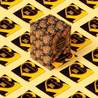🍋 Un básico imprescindible para esos días en los que necesitas un extra de energía.

Té negro Ceylon, jengibre y limón: una combinación intensa, cítrica y con el toque picante y reconfortante del jengibre. 💛 

Además de ser depurativo y energizante, es perfecto para arrancar la mañana con fuerza o disfrutar después de comer.

Sus pirámides individuales son el formato ideal para llevar siempre alguna en el bolso o mochila. ✨

Encuentra la gama de tés e infusiones The Capsoul en Akeita Soul 🛒

.

🍋 An essential basic for those days when you need an extra boost.

Ceylon black tea, ginger, and lemon: an intense, citrusy blend with that warm, spicy touch of ginger. 💛

Purifying and energizing, it's perfect to start your morning with strength or to enjoy after a meal.

The individual pyramid bags are ideal for keeping one in your bag or backpack on the go. ✨

Find The Capsoul teas and infusions at Akeita Soul 🛒

🛒🛍️ Enlace en la bio

#AkeitaSoul #TheCapsoul #TeNegro #GingerLemon #BlackTea #MomentosAkeita #Infusiones #HoraDelTe #TeaLovers #tiendaonlineparaniños