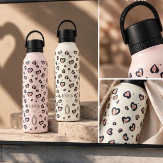 Hay diseños a los que es imposible no cogerles cariño. ❤️

Nuestras botellas Runbott Mii Berreca, con su estampado repleto de corazones, aportan ese toque dulce, fresco y lleno de personalidad para tu día a día.

Diseño, durabilidad y máxima conservación de la temperatura con su recubrimiento interior cerámico.

Ponle corazón a tu rutina ✨

Encuentra la colección Berreca en Akeita Soul 🛒

.

Some designs are just impossible not to fall in love with. ❤️

Our Runbott Mii Berreca bottles, covered in hearts, bring that sweet, fresh, and personality-filled touch to your daily routine.

Design, durability, and maximum temperature control thanks to their inner ceramic coating.

Put some heart into your day ✨

Find the Berreca collection at Akeita Soul 🛒

🛒🛍️ Enlace en bio

#AkeitaSoul #Runbott #RunbottMii #Berreca #HeartsCollection #BotellaTermica #HidratacionConEstilo #EstiloDeVidaSostenible #TiendaOnline