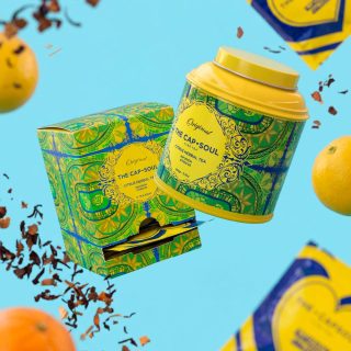 🍊 Mi momento cítrico del día.

Tiene ese equilibrio perfecto entre el hibisco, el escaramujo, la naranja y el lemongrass que deja un sabor fresco, intenso y súper agradable. De esos que te despiertan los sentidos. ✨

Combínala como prefieras según tu momento: a granel en lata para disfrutar tranquilamente en casa o en pirámides individuales cuando busques algo más práctico. 💛

Y en los días más cálidos, pruébala directa con hielo. 🧊

Encuentra las infusiones The Capsoul en Akeita Soul 🛒

.

🍊 My citrus moment of the day.

It has that perfect balance between hibiscus, rosehip, orange, and lemongrass that leaves a fresh, intense, and super pleasant flavor. The kind that gently awakens your senses. ✨

Switch it up according to your routine: loose leaf in a tin for a cozy moment at home, or individual pyramid bags when you need something more practical. 💛

And on warmer days, try it served over ice. 🧊

Find The Capsoul infusions at Akeita Soul 🛒

🛒🛍️ Enlace en la bio

#AkeitaSoul #TheCapsoul #CitrusHerbalTea #InfusionCitricos #HoraDelTe #TeaLovers #MomentosAkeita #Infusiones #EstiloDeVidaSostenible #TiendaOnline
